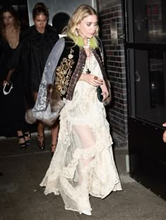 Olsen Twins Inspired Outfits, Olsen Twins Outfits 2024, Olsen Twins Boho Style, Mary Kate Olsen Style Boho, Mary Kate And Ashley Boho, Mary Kate And Ashley Boho Chic, Mary Kate Style, Mary Kate Olsen Dress, Olsen Twins Met Gala
