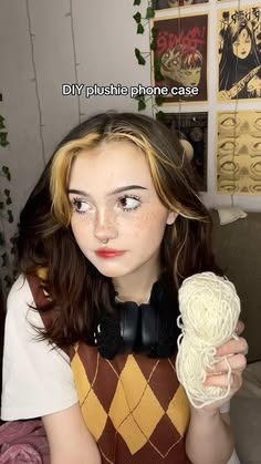 Dyi Ideas, Teenage Crafts Projects, Creative Things To Do When Bored Crafts, Phone Diy Crafts, What To Craft, D I Y Crafts, Diy Fluffy Craft Ideas, Cute Easy Crafts For Teenagers, Crafts To Do With Yarn