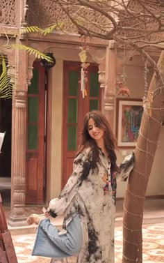 Hoorain Shaikh Desi Frock Style Casual, Long Frok Designs Pakistani Casual Fancy, Pakistani Drama Dresses Casual, Sajal Ali Suits, Sajal Aly Outfits, Pakistani Dress Pose Ideas, Poses In Eastern Dresses, Sajal Ali Outfits, Sajal Ali Casual Outfits