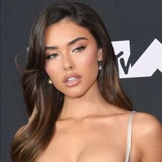 icon Madison Bear Makeup, Madison Beer Makeup Looks, Madison Beer Eyeshadow, Madison Beer Lips, Makeup Madison Beer, Madison Beer Hair Red Carpet, Madison Beer Half Up Half Down, Madison Beer Eye Makeup, Madison Beer Pfp Icon