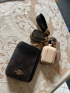 Coach Keychain Aesthetic, Car Keys Keychain Ideas With Wallet, Key Chains Aesthetic With Wallet, Purse Keychain Aesthetic, Lululemon Keychain With Designer Wallet, Car Keys Aesthetic Mercedes, Cute Keychains For Car Keys And Wallet, Coach Zip Card Case Aesthetic, Coach Bag With Keychain