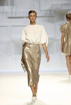 Shimmer Skirt And Top, Golden Top, Silver Gold Outfit, Glam Chic Outfit, Silver Skirt Outfit Party, Golden Skirt Outfit, Glamorous Gold Skirt For Evening, Chic Gold Skirt, Gold Skirt For Evening And Fall Season