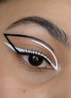 Bold Eyeliner Looks, Black And White Liner, Black And White Make Up, Extreme Eyeliner, Black And White Eyeliner Ideas, Black And White Eye Makeup, Artistic Eyeliner, White And Black Eyeliner, Simple Black And White Eyeliner Looks