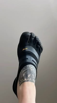 #vibram #5fingers Vibram Five Fingers Outfit, Toe Shoes Vibram Outfit, 5 Finger Shoes Outfit, Vibram Five Fingers Black, Balenciaga Vibram Five Fingers, Five Fingers Shoes, Five Finger Shoes Outfit, Vibram Fivefingers Outfit, Five Finger Vibram Shoes