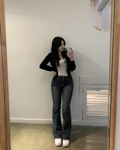 Outfits Jean, Fitted Jeans Outfit, Boot Cut Jeans Outfit Casual, Daily Outfits For Women, 16 Outfit, Girl Style, Dark Feminine Outfits Casual For School, Slim Girl Outfits, Top And Jeans