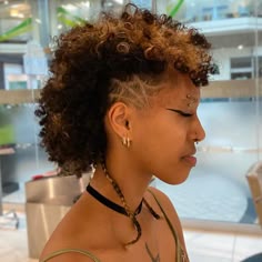 🖤🕸 𝔰𝔭𝔦𝔡𝔢𝔯𝔴𝔢𝔟𝔷 𝟦 𝓈𝒶𝓇𝒶𝒽 🕸⛓ quick line up and webs - very happy to see that the color i did in may is still holding up well and that her curls are healthy 😸💞 raccoon stripe rat tail braids remain iconic forever 🌙🖤 ⛓🧷 𝐃𝐌 𝐓𝐎 𝐁𝐎𝐎𝐊 🦇-𝔐™ 🤍 ✮ ✮ ✮ ✮ ✮ #webfade #afromullet #afrohair #curlyhair #halifaxhair #halifaxqueer #halifaxhairstylist #hairgoals #hairstyles #haircolor #hairtransformation #hairfashion #alternativehair #mullet Short Curly Hair Shaved Sides, Curly Mullet With Highlights, Cool Straight Hairstyles, Curly Side Cut, Rat Tail Curly Hair, Mohawk Afro, Skunk Stripe Mullet, Coils Hairstyles, Mullet Hair Color