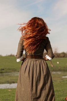 back view of my outlander inspired dress for the Celtic Renaissance faire - Brianna Fraser - long copper hair - hair movement photos - outdoor portraits - outlander aesthetic - red hair aesthetic Brianna Fraser Aesthetic, 40s Aesthetic, Scottish Woman, Scottish Girl, Hunter Girl, Ginger Women, Historical Women, Red Hair Woman, Girls With Red Hair