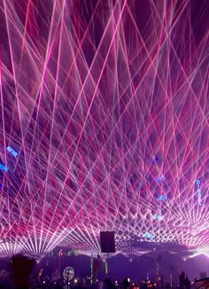 many lights are shining in the sky over a crowd