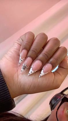 Short Acrylic Nails Stiletto, Nail Ideas Stiletto Short, Stilettos French Tip Nails, Short Stiletto Nails French Tip, Medium Stiletto Nails French Tip, Short Stiletto French Tip Nails, White French Tips Stiletto, Stiletto Frenchies, Silento Nails Ideas