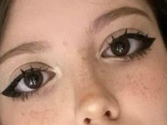 Eyeliner Looks Round Eyes, Puppy Eyeline, Big Eye Liner, Eyeliner For Circular Eyes, Makeup Puppy Eyes, Eyeliner Thick, Eye Makeup No Lashes, Round Almond Eyes Makeup, Big Eye Eyeliner