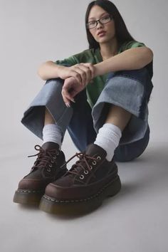 Brown Doc Martens, Doc Martens Shoes, Dr Martens Platform, Platform Doc Martens, Dr Martens Womens, 1990s Fashion, Photo Outfit, Fall Shoes, Comfy Shoes