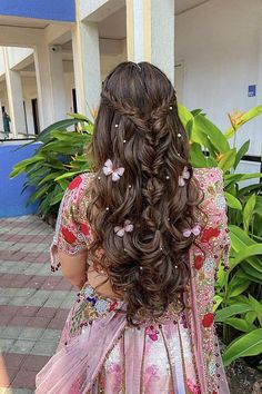 Another simple wedding hairstyle looks perfect for any bride. I specialize in this style for bridal sessions. Collect that to your bridal collection. Hair Style Birdal, Flower Hairstyle For Girls, Wedding Hairstyle For Bride Sister, Girlish Hairstyle For Wedding, Roka Hairstyle, Haldi Hair Accessories For Bride, Trendy Hairstyles For Wedding, Bridal Hairs, Hairstyles For Mehendi