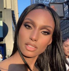 Smokey Brown, Smokey Black Eyes, Eyeshadow Black Eyes, Black Eye Looks Eyeshadows, Smokey Eye With Eyeliner, Smoky Eyeshadow Look, Brown Smokey, Smokey Eye Makeup Brown, Smokey Glam