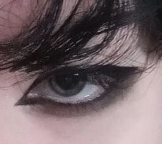 Masc Eyeliner Looks, Smokey Eyeshadow Men, Soft Goth Makeup Men, Eye Liner Guy, Boy Eye Liner, Smokey Eye For Men, Eyeliner Men Emo, Messy Guyliner, Male Grunge Makeup