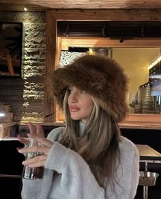Fur Hats Outfit, Winter Fur Hat Outfit, Fur Hat Winter Outfit, Fur Hat Trend, Fur Bucket Hat Outfit, Fur Hat Outfit Aesthetic, Winter Hat Outfit, Hat Outfit Winter, Fur Hat Outfit