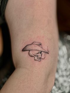 Iphone Wallpaper Ocean, Cow Skull With Cowboy Hat Tattoo, Cowboy Hat Tattoo, Tatuaje Lineal, Bug Tattoo, Western Tattoos, Small Hand Tattoos, Realism Tattoo, Cow Skull