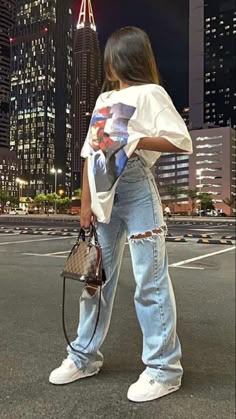 Baggy Ripped Jeans Outfit Summer, Cool Teenage Outfits Street Styles, Skater Girl Outfits Summer Street Styles, Cute Outfits With Baggy Jeans Oversized Shirts, Outfits With Baggy Ripped Jeans, Outfit Ideas Baggy Ripped Jeans, Cute Outfits With Baggy Ripped Jeans, Streetwear Girl Summer, Outfits With Baggy Jeans Girls