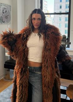 Long Fake Fur Coat, Maxi Shearling Coat, Fluffy Trim Jacket, Boho Fall Winter Outfits, Winter Fashion Chic, Classy Night Out Outfit Winter, Fur Jacket Long, Leather Fur Coat Outfit, New York Chic Style