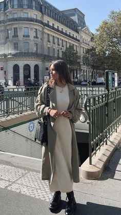 Amsterdam Outfit, Birkenstock Outfit, Tendances Mode Automne, Europe Outfits, London Outfit, Italy Outfits, Looks Street Style, Paris Outfits, Look Di Moda