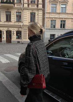 2024's Hottest Winter Fashion Trends, According To Experts Sweater Trends Winter 2024, Street Style Winter 2024 2025, Chanel 2024 Winter, Winter Coat 2024/2025, Chic Style Inspiration, Minimalist Wardrobe Essentials, Winter Wardrobe Essentials, Classy Winter Outfits, Classy Winter