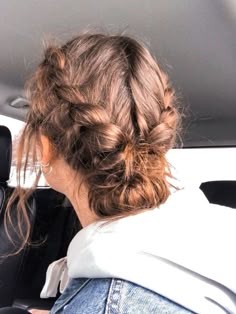 Cute Messy Updos Easy, Cute Updos For School Easy, Messy Bun Hairstyles For School, Cute Easy Messy Hairstyles For School, Cute Messy Hairstyles For School, Messy Hairstyles For School, School Hairstyles Messy Buns, Cute Hair Styles For School Easy Simple Messy Buns, Messy School Hairstyles