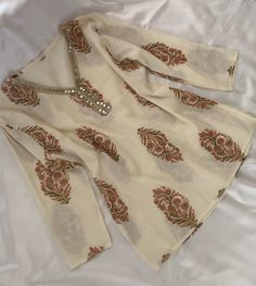 #summerstyle#kurtilover#indianfashion Casual Short Kurti, Kurti With Sleeves, Sleeves Design Kurti, Long Kurti For Women, Kurti New Design, Stylish Kurta, Embroidery Suit Design, Cotton Clothes Design, Kurti Simple