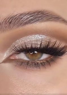 Beige Color Makeup, Simple Eye Makeup Ideas, Champagne Eyeshadow Looks, Hoco Eye Makeup, Silver Prom Eyeshadow, Prom Makeup Hazel Eyes, Hoco Makeup Ideas Silver, Brown Shimmer Eye Makeup, Silver Prom Eye Makeup