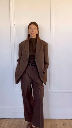 The Frankie Shop on Instagram: "Our Marquesa blazer is back this Fall in new colors including this rich chocolate brown. Just dropped online with our new matching suit trousers #thefrankieshop #frankieforall #frankiegirl" Briwn Suit, Chocolate Brown Outfit Woman, Brown Suit Set, Pants And Blazer, Suit And Sweater, Dress Pants And Blazer Outfit, Matching Suit, What To Wear This Winter, Brown Pantsuit
