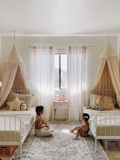 20 Best Arrangments For 2 Beds In One Small Room Queen Bed Canopy, Toddler Girl Bedroom Two Beds, Two Girls Bedroom, Girls Room Two Beds, Simple Shared Bedroom Ideas, Twin Girls Room Ideas, 2 Twin Beds In Small Room, Baby Sisters, Shared Room Bed Placement