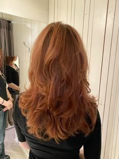 Gradient Cut, Redhead Hair Inspo, Natural Red Hair Dye Ideas, Redhead Layers, Red Hair Layered, Ginger Haircut Ideas, Redhead Haircuts, Copper Hair Wolf Cut, Red Hair Haircut