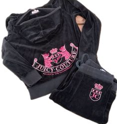 2000s Fashion Inspiration, Mcbling Fashion, 2000s Clothing, Trashy Outfits, 2000s Clothes, Juicy Couture Tracksuit, Baggy Pants, 2000s Fashion Outfits, Simple Trendy Outfits