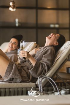 In unserem Hotel ist der Weg zur Entspannung nicht weit, denn in unserem Crystal- und GartenSPA auf über 1.200 m² mit Natursee, Hallenbad und Saunaoase eröffnet sich Ihnen eine Wellnessoase der besonderen Art. Jede Menge Platz zum Erholen und Genießen. Wellnessgenuss PUR nach aktiven Stunden in der Natur. Wellnessurlaub kann so schön sein – vor allem bei uns im Salzburger Land. Relaxation Lounge, Spa Photos, Spa Photography, Spa With Friends, Spa Wellness, Spa Lifestyle Photography, Hotel Spa Photoshoot Ideas, Lifestyle Examples, Euphoria Spa