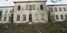 an old building with many windows and doors