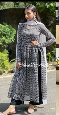 Long Kurtis Design, Churidar Girls, Long Sleeve Kurti For Women, Sute Design, Long Salwar Designs, Long Kurtas For Women, Churidar Tops, Kurta Design Women, Kurtis Patterns Ideas