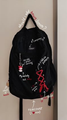 Backpack Plain, School Bag Inspo Aesthetic, Backpack Accessories Aesthetic, School Bag Design Ideas, Aesthetic Backpack Accessories, Keychain For Backpack, Alternative Backpack, School Bag Accessories, School Backpack Decorations