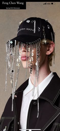 Bandana Unique, Unique Cap Designs, Unconventional Accessories, Hat Diy Ideas, Hat With Hanging Beads, Punk Style Chain Jewelry Fashion Accessory, Alternative Style Chain Jewelry For Streetwear, Street Wear Chains, Cyberpunk Hat