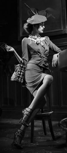 9 Laid-Back Looks You’ll Love This Spring Film Noir Style Inspiration, Vintage Film Noir Style, 1930 Photoshoot, Film Noir Fashion, Film Noir Outfit, Film Noir Outfit Women, 1930s Photoshoot, 40s Photoshoot, 1940s Noir Fashion