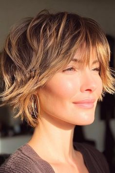 Textured Highlighted Short Shag Bixie Haircut Soft Layers, Trendy Short Haircuts For Women Over 50, Short And Shaggy Hair, Short Shag Brown Hair With Highlights, Bob With Choppy Layers, Short Shag Bob, Short Messy Bob Choppy Layers, "bixie" With Curtain Bangs, Meg Ryan Short Hair