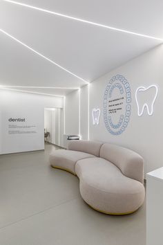 Simetria Kids Medical Clinic - TRS Architecture & Design Dental Clinic Modern Design, Modern Dental Clinic Interior, Clinic Wall, Dental Clinic Interior Design Ideas, Dental Clinic Interior Design Modern, Modern Hospital Interior Design, Modern Clinic Interior Design, Dental Clinic Ideas, Modern Clinic