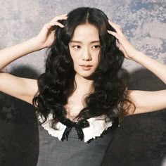 Jisoo Bow Hair, Jisoo Ribbon Hair, Jisoo Curly Hair, Korean Wavy Hair, Jisoo Wavy Hair, Jisoo With Curly Hair, Jisoo Ethereal, Jisoo Messy Hair, Jennie Aesthetic Photoshoot