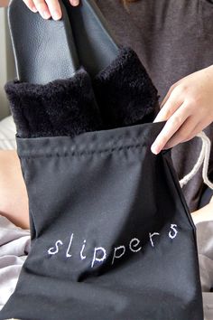 Diy Shoe Bag Tutorial, Drawstring Shoe Bag Pattern, Diy Drawstring Shoe Bag, Diy Easy Shoe Bag, Shoe Bag Sewing Tutorial, Diy 10-minute Shoe Bags, Shoes Bag Packaging, Dyi Shoe Bag, Diy Shoe Bag Craft