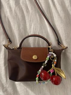 Longchamp Mini Bag Brown, Longchamp Bag With Charms, Bags Accessories Ideas, Accessories Bag, Bags Charms, Bag Accessories Aesthetic, Charm Bags, Charm Bag, Longchamp Charms