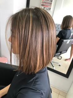 Brown Bob Hair With Highlights, Full Hair Highlights For Black Hair, Bob Caramel, Bobs With Highlights, Short Caramel Highlights, Babylights Bob, Caramel Balayage Brunette Short Hair, Straight Short Hair With Highlights, Bob Brown Hair With Highlights