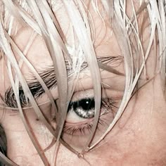 White Hair Dude, Pale Blonde Boy, Boy With Silver Hair, Rowan Whitethorn Aesthetic, Male Blonde Aesthetic, Elf Aesthetic Male, White Haired Male, Platinum Hair Men, Men With Platinum Hair