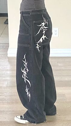 Pant Drawing Ideas, Acrylic On Jeans, Cool Jean Designs, Jeans Costume Ideas, Painted Clothes Diy Jeans, Paint On Pants Ideas, Bleached Jeans Ideas, Painted Pants Design, Designs For Clothes