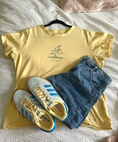 #summeroutfitideas #outfits Modest Camp Outfits, Church Camp Aesthetic Outfits, Summer Outfits Yellow, School Camp Outfits, Christian Camp Outfits, Camp Outfits, Summer Camp Fits, Church Camp Fits, Yellow Tshirt Outfit