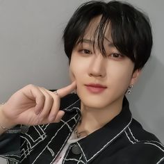 Chang Bin, Curly Haired Changbin, Changbin Dyed Hair, Changbin Coquette, Changbin Hair Color, Changbin Side Profile, Changbin Pfp, Changbin Oreo Hair, Changbin Face Close Up