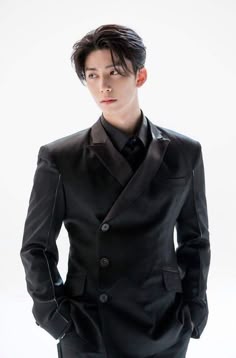 Korean Suit, Suits Korean, Black Suit Men, Men Stylish Dress, Prom Outfits, Suit Style, Korean Men, Poses For Men, Suit And Tie