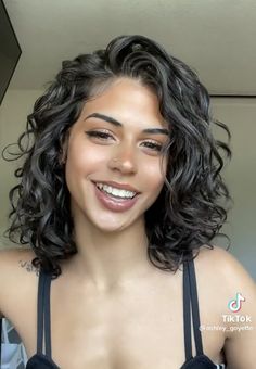 Wavy Natural Short Hair, 2c Curly Hair Bob, Short Layered Bob Wavy Hair, 90s Bob Curly Hair, Textured Haircut Short, Long Bob Haircuts Curly Hair, Short Curly Haircuts 2c, Medium Short Hairstyle Women Curly, Short Hair Cuts Curly