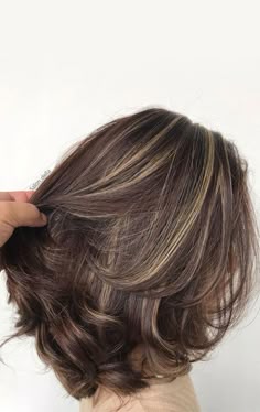 Brown Highlighted Short Hair, 2023 Hair Color Trends For Women Highlights, Medium Hair With Highlights Brunettes, Hair Highlights For Brown Hair Short, Short Hair And Highlights Brunettes, Hair Color Ideas On Brown Hair, Trending Highlights Hair Colors 2023, Short Chocolate Brown Hair With Highlights, Brown With Highlights Short Hair